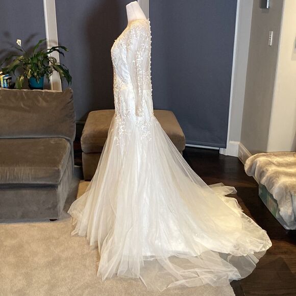 Women’s Long Sleeve Wedding Dress Lace Appliqué Zip Up Back with Train Size 12 - Picture 7 of 15